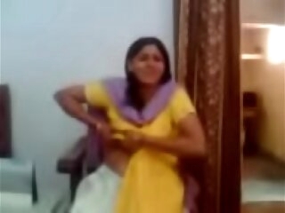 Indian aunty showing her chubby tits - Allvideosx.com